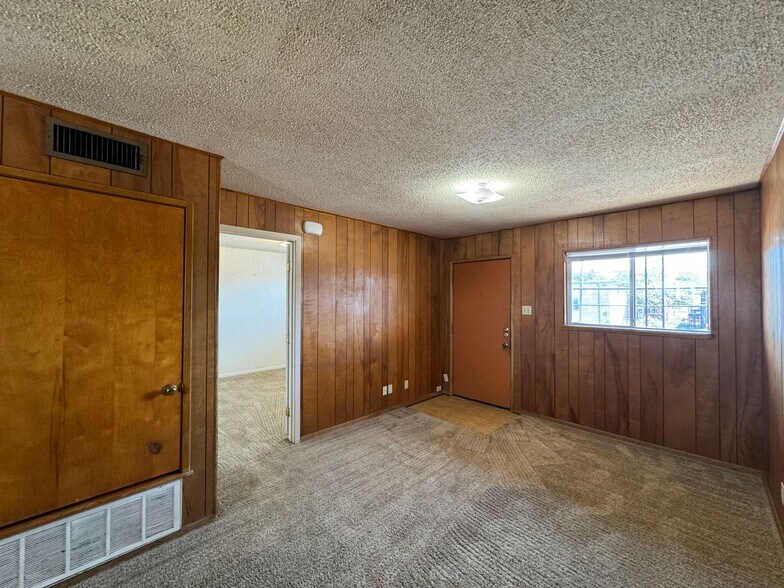 Building Photo - 805 W Hallmark Ave