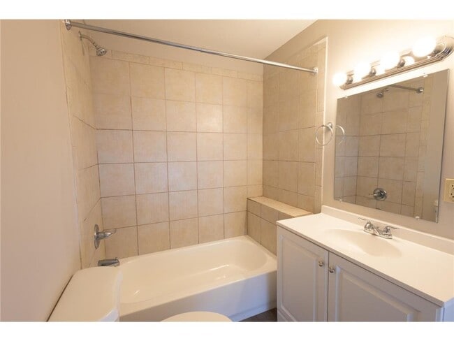 Building Photo - 678 Hawthorne Ave E