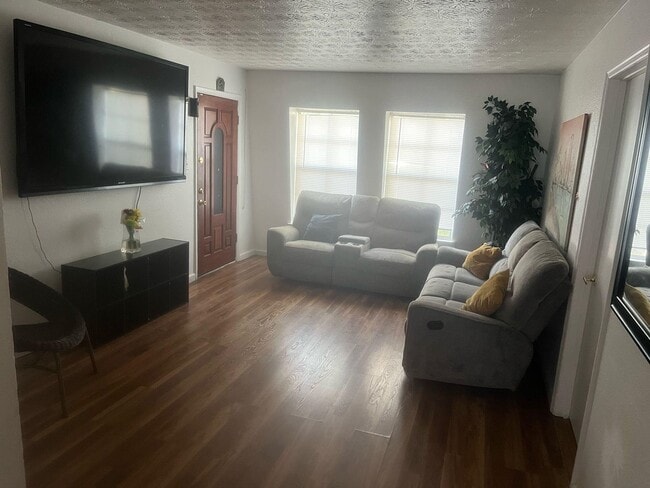 Building Photo - 2020 Continental Ave