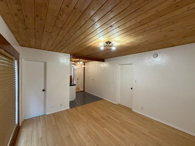 Extra Lounge Room - 20 20th Ave