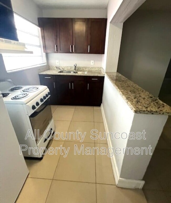 Building Photo - 2579 1/2 14th Ave N