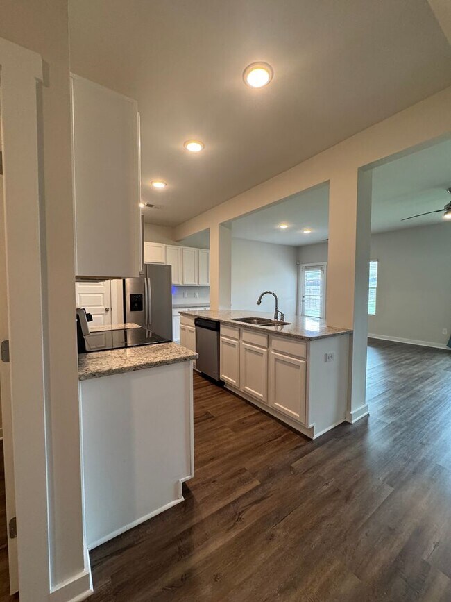 Building Photo - Spacious 3-Bedroom Home with Loft – Minute...