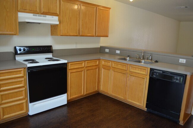 Building Photo - 2208 Wildewood Dr