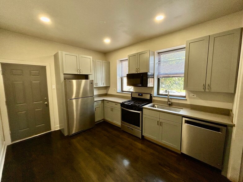 Building Photo - 3400 W Evergreen Ave