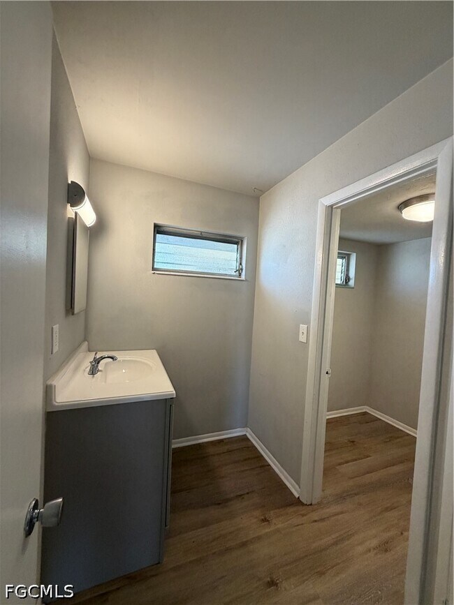 Building Photo - 1920 W Lakeview Blvd