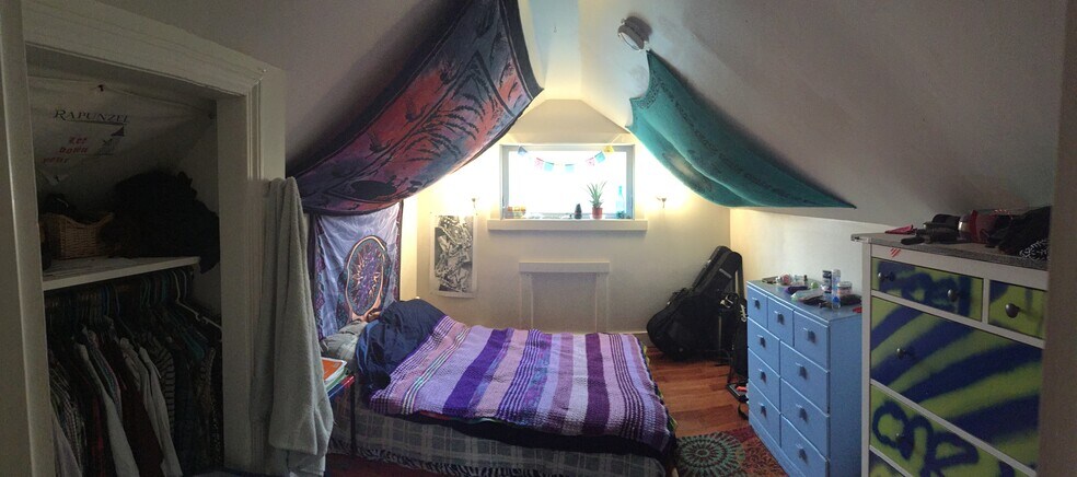 Building Photo - 196 Pine St