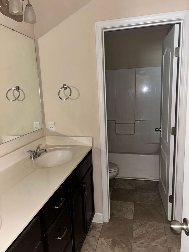 Building Photo - 2120 Courtland Dr