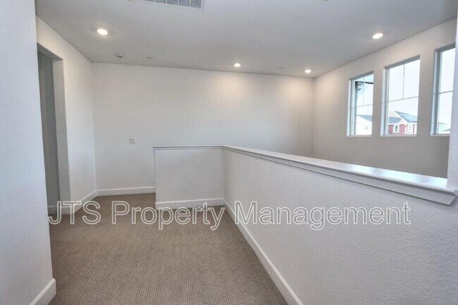 Building Photo - 3349 Hedgerow Ct