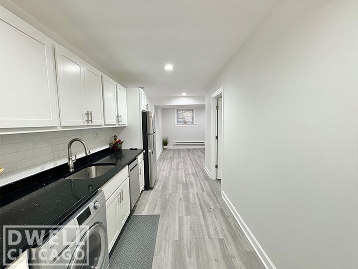 Building Photo - 730 W Roscoe St