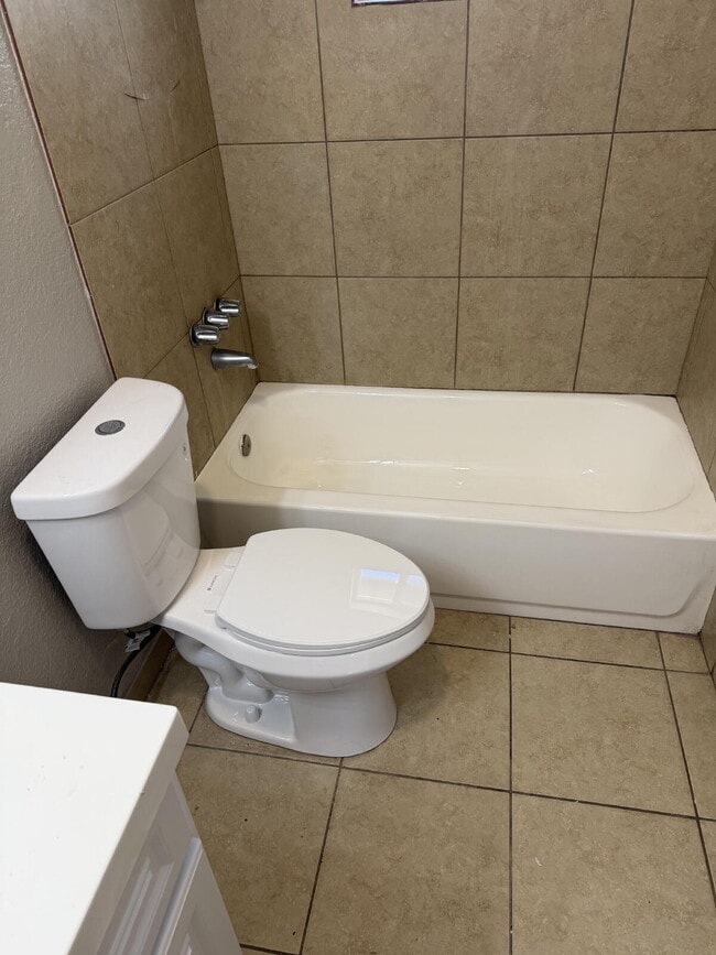 Building Photo - MOVE-IN READY 2 BED WITH NEW KITCHEN & CARPORT