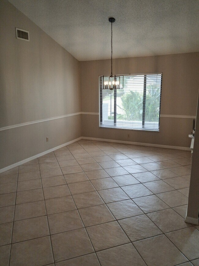 Building Photo - 9117 Regents Park Dr