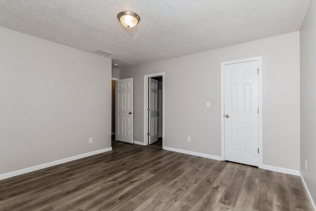 Building Photo - 8043 Southern Trails Pl