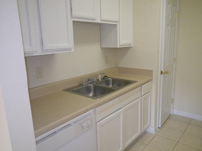 Building Photo - 1610 Green Briar Pkwy