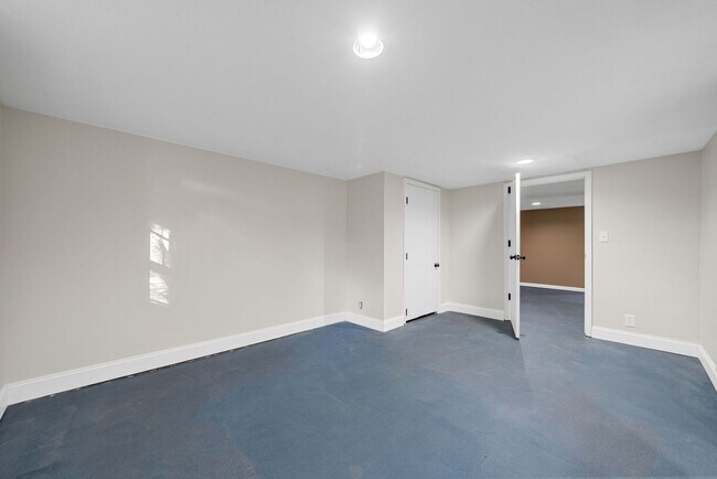 Building Photo - 2056 Lintwood Dr