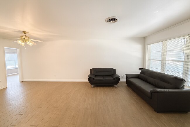 Building Photo - 4053 Silverwood Dr