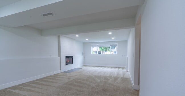 Building Photo - APPLICATION PENDING - 4bed/3bath home in F...