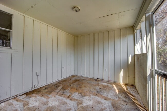 Building Photo - Freshly Updated House