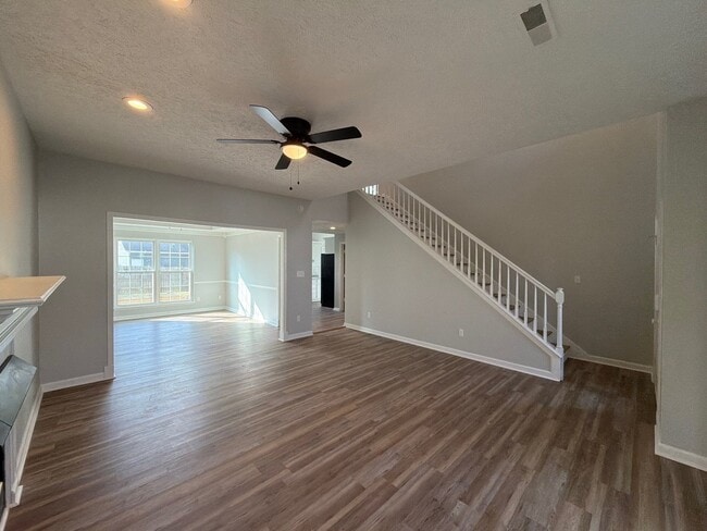 Building Photo - 103 Kestrel Ct SW