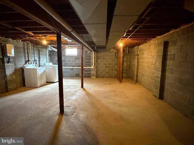 Building Photo - 99 Brookview Cir