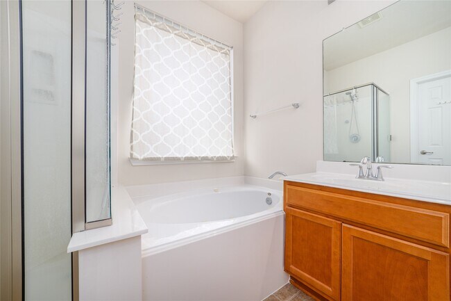 Building Photo - 16907 Great Oaks Glen Dr