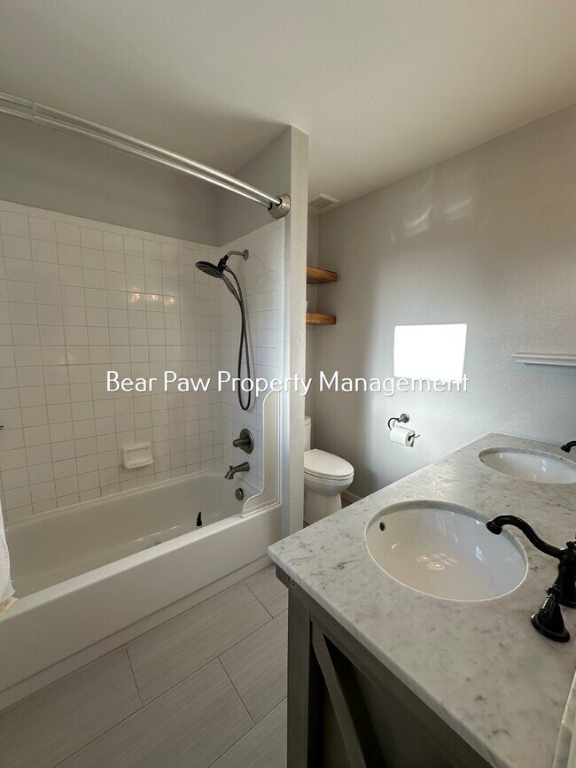 Building Photo - Spacious 3-Bed, 3-Bath Gem in Arvada!"