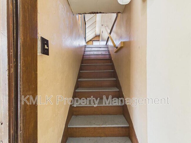 Building Photo - 446 7th St