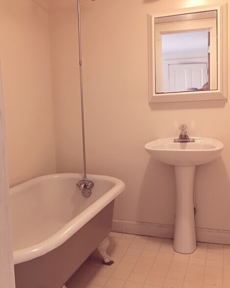 Building Photo - 2116 Ravine St