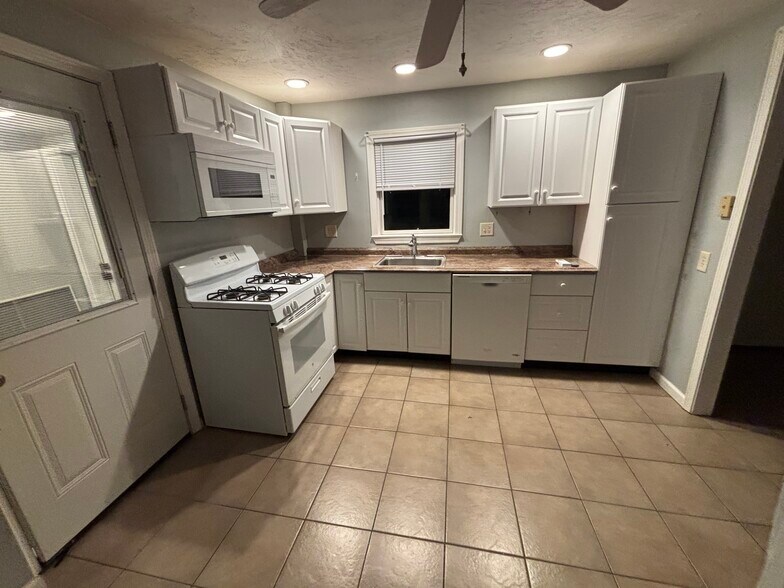 Kitchen - 7 Old Orchard Ln