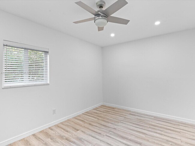 Building Photo - 5406 S Le Jeune Rd