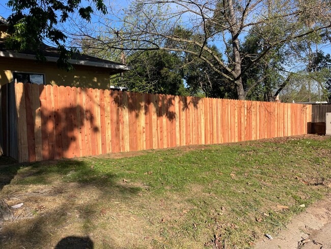 Building Photo - Great house of 4 rooms and 2 bath