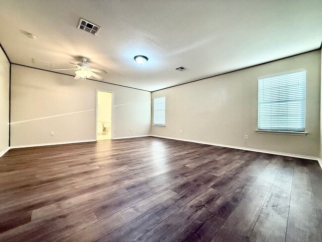 Building Photo - Spacious Inside & Out!