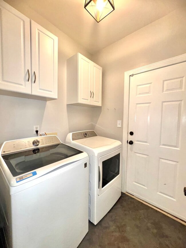 Building Photo - Spacious 4BR 2.5BA Home in Adams Farm with...