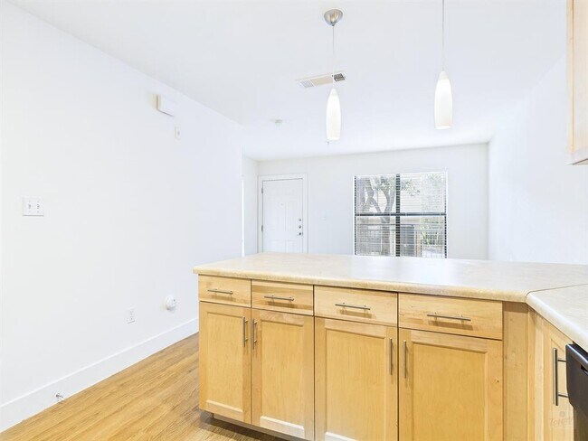 Building Photo - 711 W 32nd St