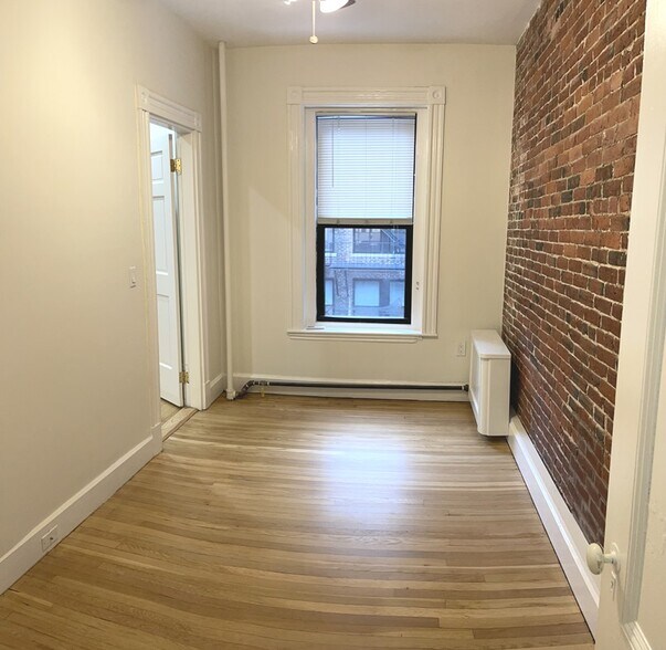 Building Photo - 174 Newbury St