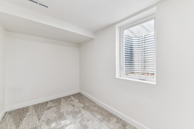 Building Photo - Stunning Single Family Home | 4BR/2BA | 1-Car Covered Parking | Fenced backyard