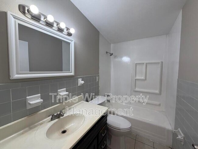 Building Photo - 865 Robinwood Dr
