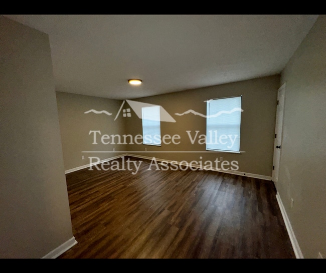 Building Photo - NEW PRICE! MOVE IN READY! Delightful 2 bed...
