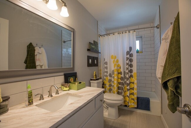 Building Photo - Charming 3-Bedroom Home on a Spacious Corn...