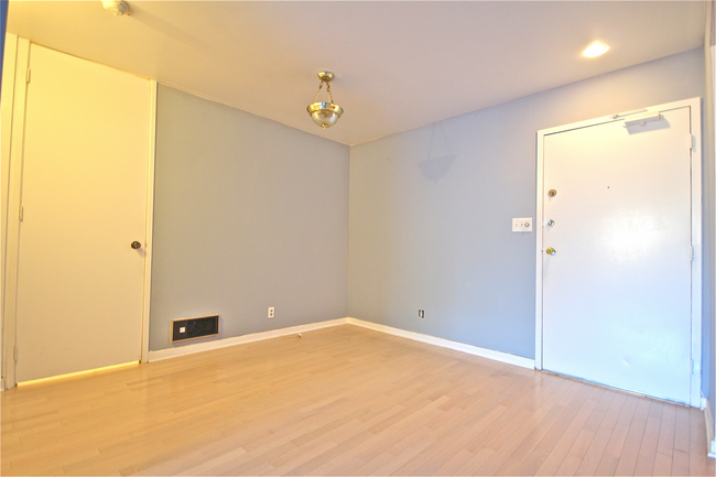 Building Photo - 1 Bed / 1 Bath pet friendly condo with par...