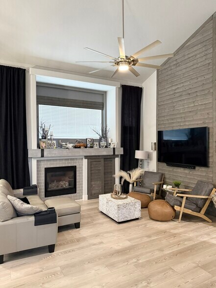 Building Photo - 562 E 133rd Ct