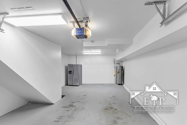 Building Photo - Charming Townhouse Near the Heart of Charleston – Comfort & Convenience in One!