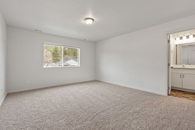 Building Photo - 4800-4802 E Fairview Ave