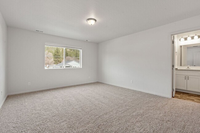 Building Photo - 4804-4806 E Fairview Ave