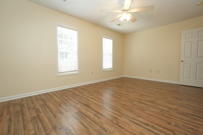Building Photo - Charming 2-bedroom, 2.5-bath home
