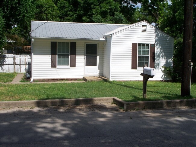 Primary Photo - 208 Bryan St