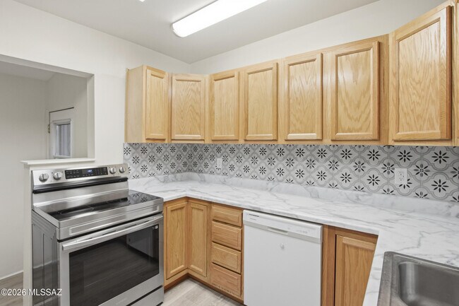 Building Photo - 1419 E Linden St