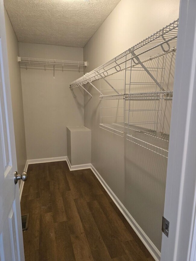 Building Photo - NEW LISTING!!!!!