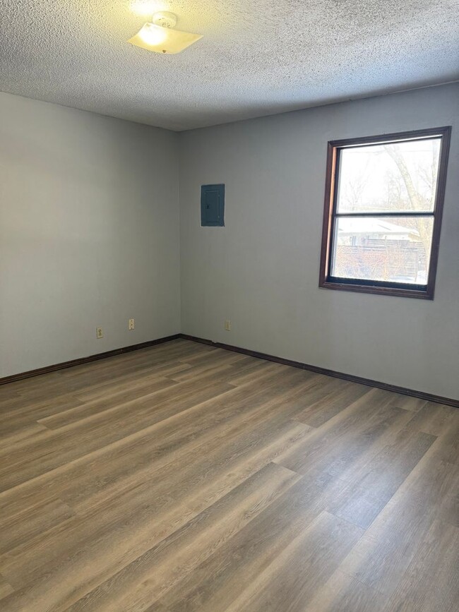 Building Photo - Available Now 2 bedroom 2 bath duplex!