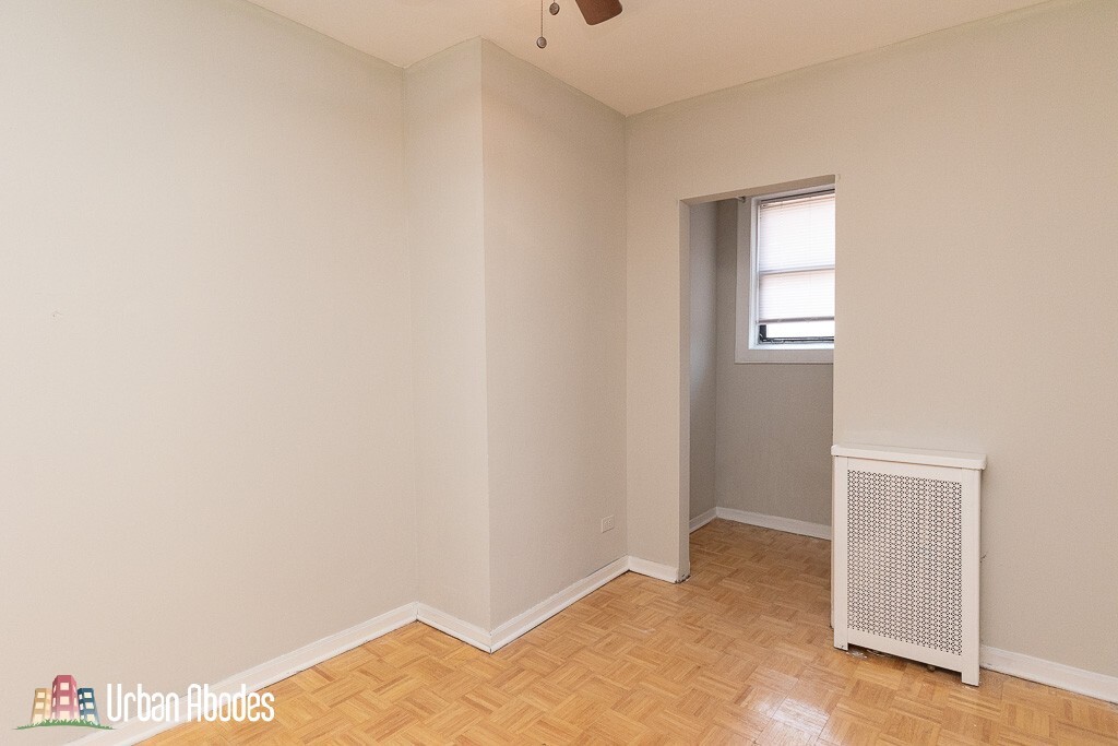 Building Photo - 727 W Belmont Ave