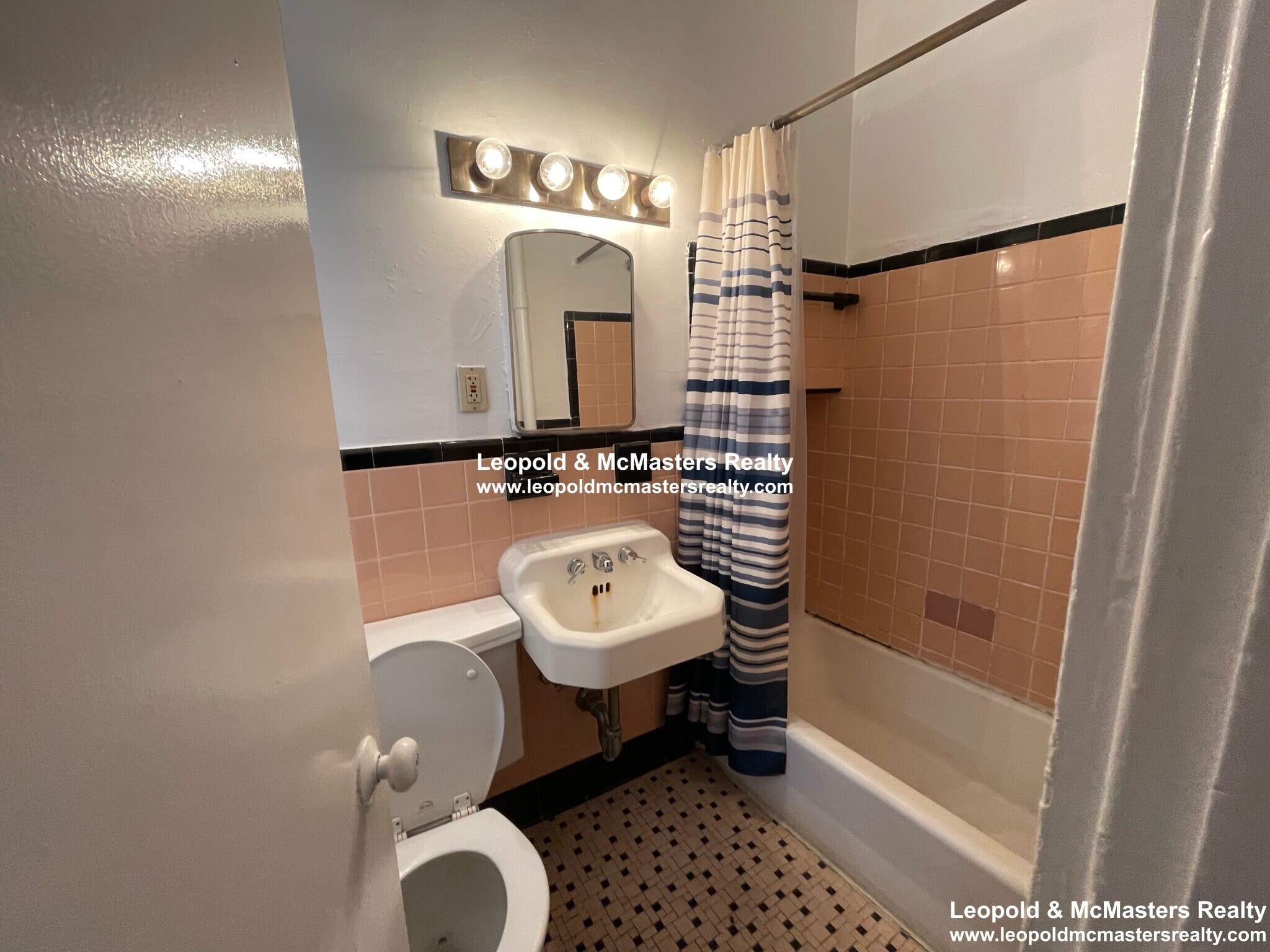 Building Photo - 24 Garden St